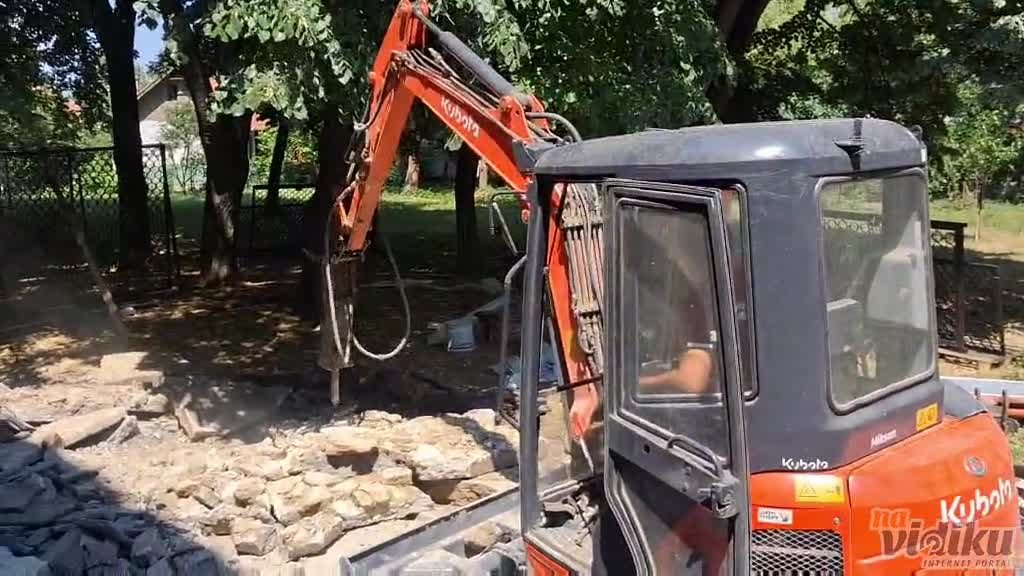 Razbijanje betona mini bagerom