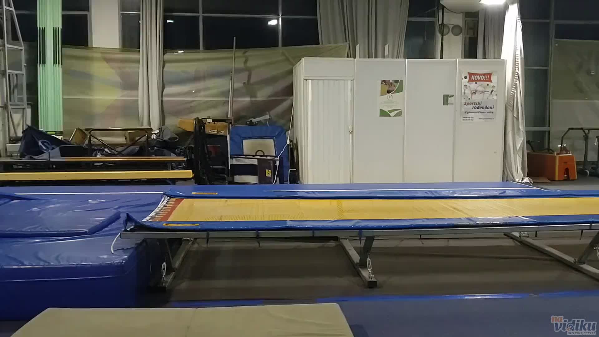 Treniranje gimnastike - vežba na trambolini